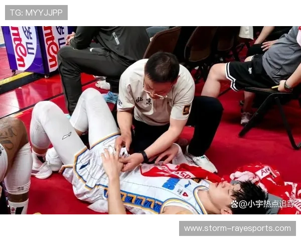 足球球星遭对方猛烈撞倒瞬间引发热议，赛场风波引发广泛关注